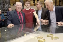 Đụng “kho báu” tiền tỷ khi đào cống, lão nông đổi đời sau một đêm 