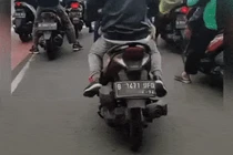 Video: Chờ đèn đỏ không chống chân, thanh niên cứ uốn éo như sâu