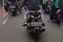 Video: Chờ đèn đỏ không chống chân, thanh niên cứ uốn éo như sâu