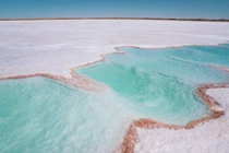 Bí ẩn hồ nước thú vị nhất thế giới “xuất hiện” 3 năm một lần