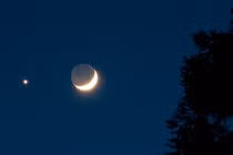 Kỳ thú khoảnh khắc Mặt Trăng hội ngộ ngũ tinh trên bầu trời tháng 7 