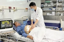 Thủng dạ dày do tự điều trị bệnh tại nhà