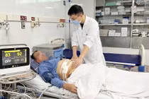 Thủng dạ dày do tự điều trị bệnh tại nhà