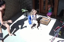 Mẹ phản ứng cực nhanh, cứu con thoát khỏi rắn độc trong gang tấc