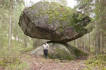 Khối đá khổng lồ nằm chênh vênh như sắp lăn nhưng đẩy mãi không đổ