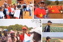 Một nhân vật nổi tiếng trên mạng xuất hiện ở sân bay, fan vây kín