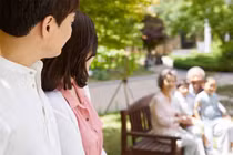 Sau bữa cơm, mẹ chồng thở dài mà tôi chỉ biết coi như không thấy