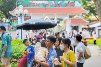Công viên Thủ Lệ 'hút' du khách dịp nghỉ lễ