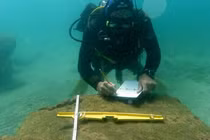 Sau bão, tàu ma 1.800 tuổi nặng trĩu kho báu bất ngờ hiện hình 