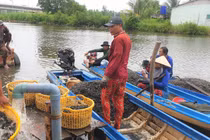 Ngâm mình hàng giờ bắt con hai mảnh dưới sông