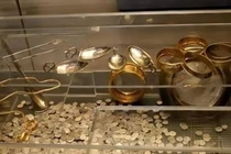 Dùng máy dò kim loại tìm búa, vô tình đụng trúng “kho báu” khủng