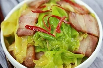 Xào bắp cải đừng cho ngay vào nồi, làm theo 3 bước này 