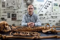 Phát hiện hài cốt bị khóa chân, lộ thông tin choáng về ma cà rồng 