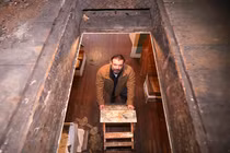 Sửa bóng đèn, vô tình phát hiện “kho báu” Trời ban trên trần nhà