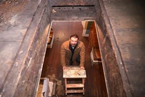 Sửa bóng đèn, vô tình phát hiện “kho báu” Trời ban trên trần nhà