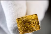 Dọn nhà đụng trúng kho báu, cặp đôi vớ bẫm đổi đời sau 1 đêm