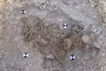 Quặn thắt trước cảnh tượng bên trong ngôi mộ cổ 5.000 tuổi ở Anh