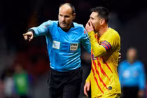 Barca trả 7 triệu euro để trọng tài tư vấn từ 2001