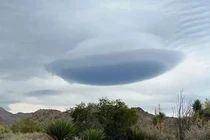 Không chỉ Việt Nam, người Mỹ cũng "sốt xình xịch" với đám mây đĩa bay 