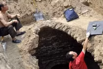 Nghe tiếng động lạ trong mộ cổ, chuyên gia "tái mặt" khi thấy thứ này...