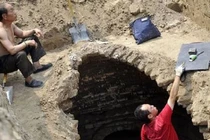 Nghe tiếng động lạ trong mộ cổ, chuyên gia "tái mặt" khi thấy thứ này...