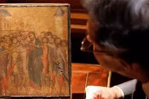 Bỏ tranh trong xó bếp, bà lão vỡ oà khi biết “báu vật” trăm tỷ