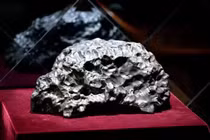 "Cục vàng” từ trên trời rơi xuống gây sốt một thời ở Trung Quốc