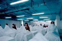 Tại sao lại phủ một tấm vải lên mặt người chết trong nhà xác?