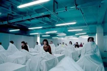 Tại sao lại phủ một tấm vải lên mặt người chết trong nhà xác?