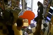 Video: Chó liều mạng tấn công cướp để cứu chủ