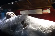 Rùng mình xác ướp 300 năm bất ngờ mở mắt nhìn du khách