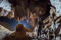 Mê mẩn vẻ nguyên sơ của hang động mới tìm thấy ở Quảng Bình