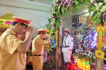 Họp khẩn vụ xe nghi chở hàng cấm tông thiếu tá CSGT và 2 người tử vong