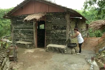 Ngôi nhà độc đáo làm từ những vỏ chai bia phế liệu