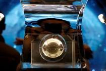 Phát hiện mầm sự sống “mắc kẹt” trong hạt thủy tinh Mặt trăng