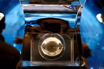 Phát hiện mầm sự sống “mắc kẹt” trong hạt thủy tinh Mặt trăng