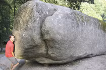 Độc lạ hòn đá nặng 137 tấn nhưng ai cũng xê dịch dễ dàng