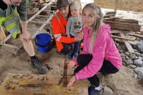 Đào bới sân nhà, bất ngờ lộ mộ cổ xa hoa đầy ắp “báu vật“