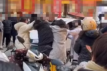 Con gái bất ngờ khi bố tát mẹ để bảo vệ nhân tình