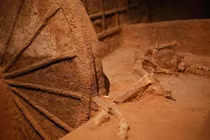 Thấy gói mỳ “xuyên không” trong mộ cổ, chuyên gia lập tức báo cảnh sát