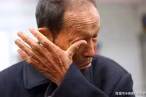 Mang cổ vật đi thẩm định, ông lão bật khóc khi biết kết quả