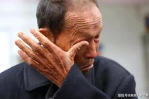 Mang cổ vật đi thẩm định, ông lão bật khóc khi biết kết quả