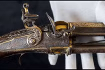 Dọn gác xép cũ, đụng trúng “kho báu” giúp đổi đời sau một đêm