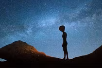 Vì sao chúng ta luôn tưởng tượng người ngoài hành tinh trông giống con người? 