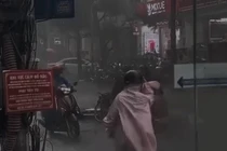 Trời sẩm tối lại đổ mưa lớn, cú ngã xe và cái kết ấm lòng