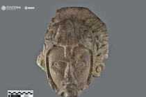 Phát hiện tượng chiến binh Maya đội rắn trên đầu