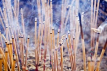 Thắp hương kỵ nhất là không cháy hết, lý do vì sao?