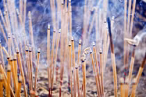 Thắp hương kỵ nhất là không cháy hết, lý do vì sao?