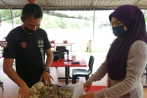 Đi câu cá vớt được rác, ai ngờ là “kho báu” hàng ngàn USD 