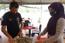 Đi câu cá vớt được rác, ai ngờ là “kho báu” hàng ngàn USD 